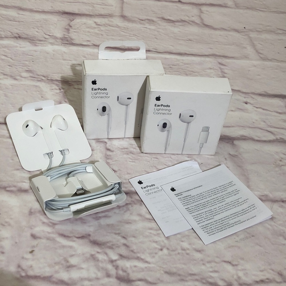 1 pair of Apple White EarPods with Lightning Connector and Packaging NIB
